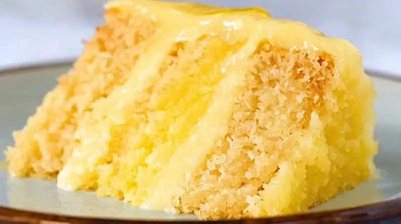 Pineapple_Cake_Recipes_1_result Whole pineapple cake decorated with creamy frosting and golden pineapple chunks